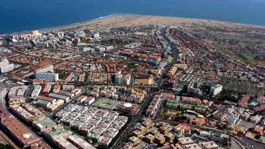 Herido un conductor al chocar con un árbol en Playa del Inglés