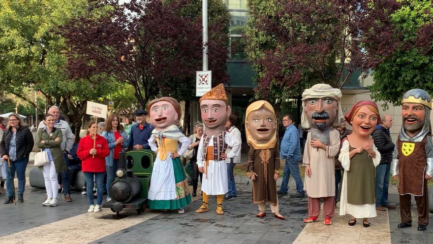 Las imágenes del encuentro de &#039;Gegants i Cabuts&#039; en Almassora: actúan a pesar de la lluvia