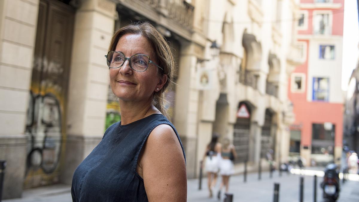 Núria Aguado, fotografiada en Ciutat Vella, denuncia el trato discriminatorio sufrido en un juzgado de Barcelona