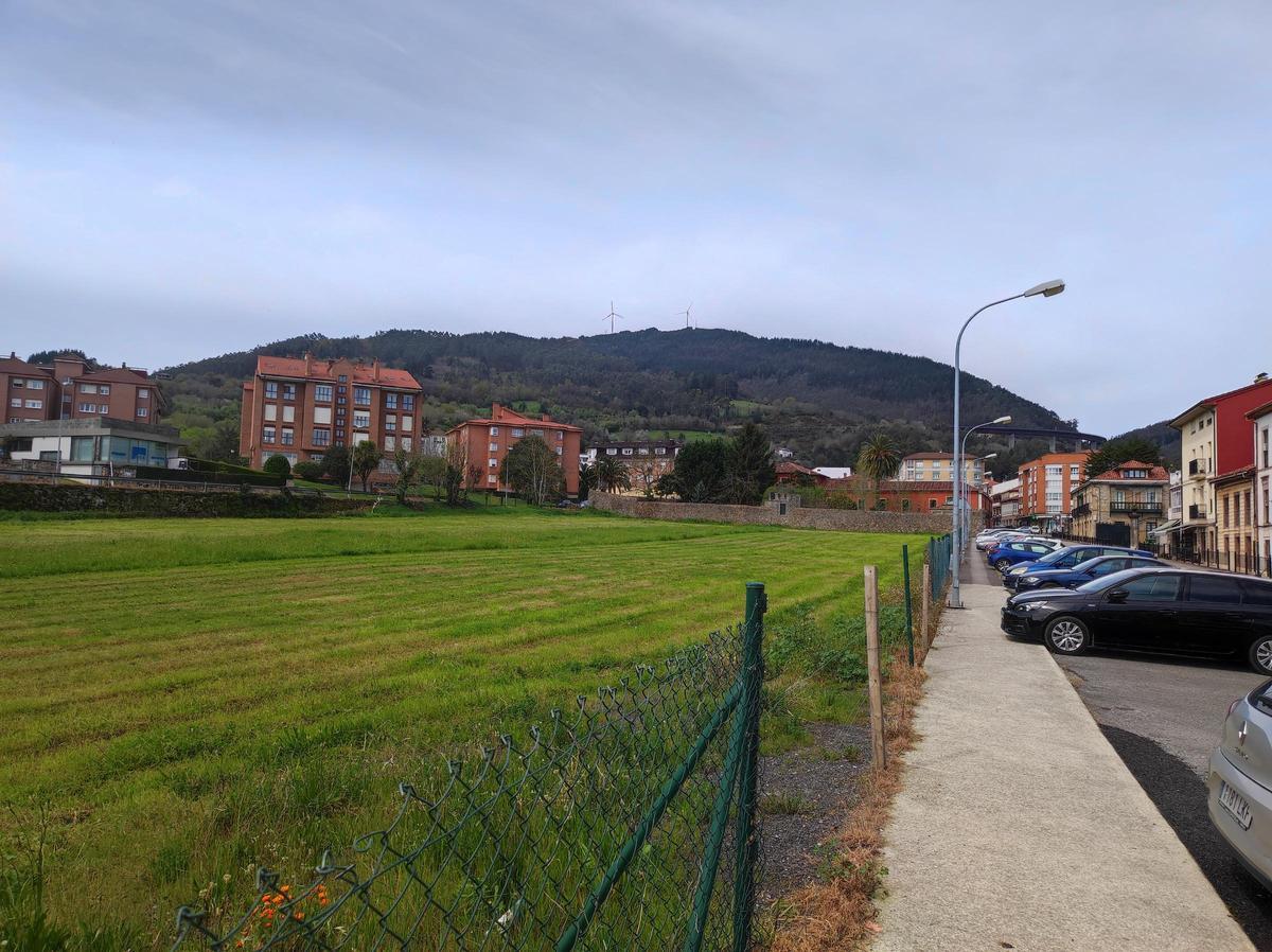 Una de las fincas donde se tramita una promoción inmobiliaria en la villa de Salas.