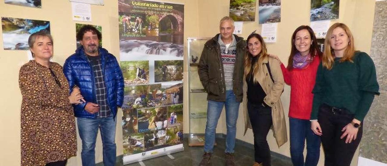 Por la izquierda, Rosa Caballero, responsable de la Oficina Joven; Román Herrero; Chema Díaz; Sandra Flórez; Zaida Antomil, y Ángeles Álvarez, del centro de voluntariado, en la exposición fotográfica de las asociaciones.