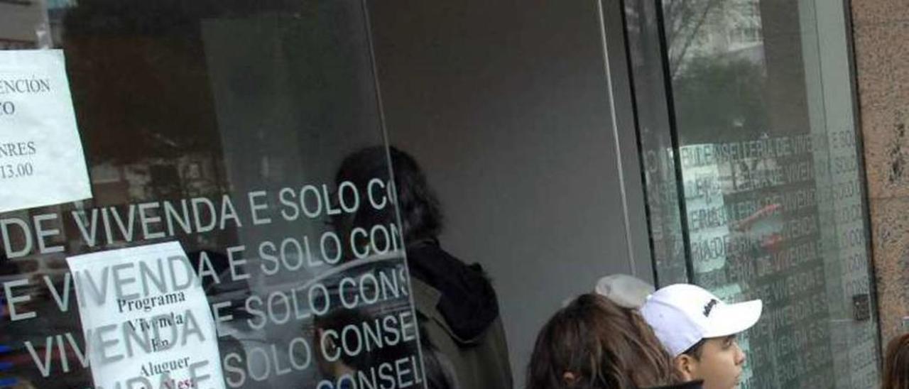 Jóvenes en la entrada a la oficina del IGVS en A Coruña // Fran Martínez