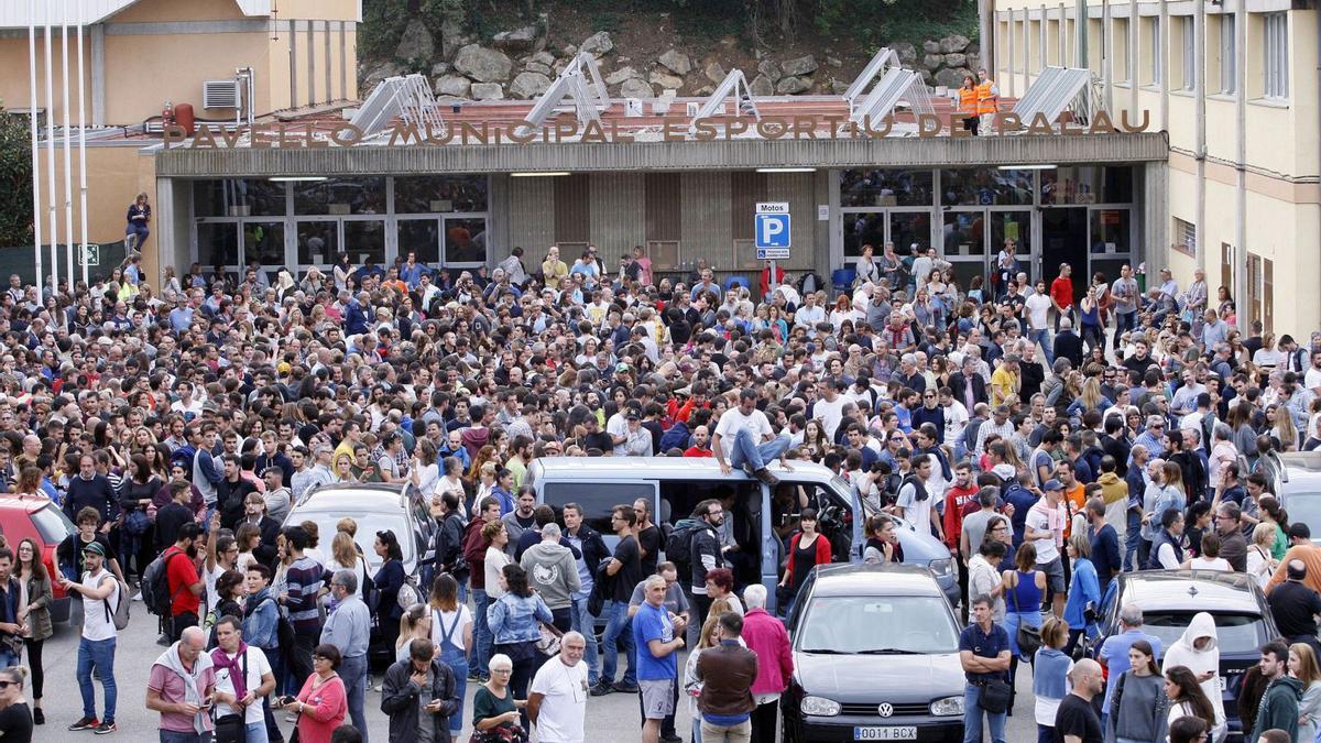 El pavelló esportiu de Palau, a Girona ciutat, ple a vessar durant la tarda del referèndum de l’1-O, quan ja quedaven pocs col·legis electorals oberts a la ciutat.   | MARC MARTÍ