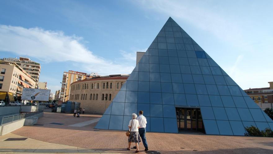 Villena repara una de las piezas de cristal de la cúpula de la Plaza de Toros rota por los bruscos cambios de temperatura
