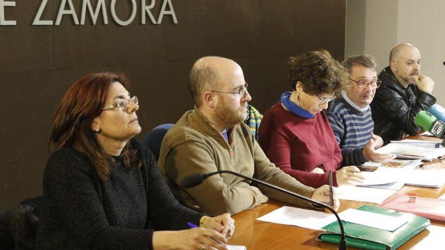 Miembros de la plataforma Tierra de Alba y de Pueblos Vivos en la rueda de prensa