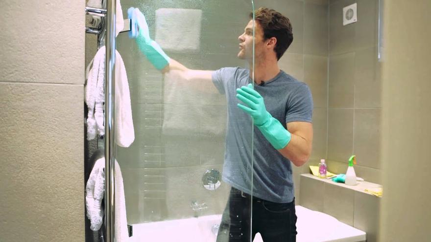 Este es el truco definitivo para limpiar la mampara de la ducha
