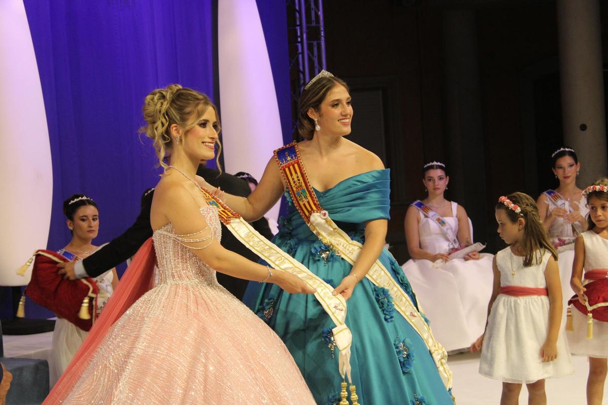 María Alcaide recibió la banda de manos de su antecesora, Diana Vicente.