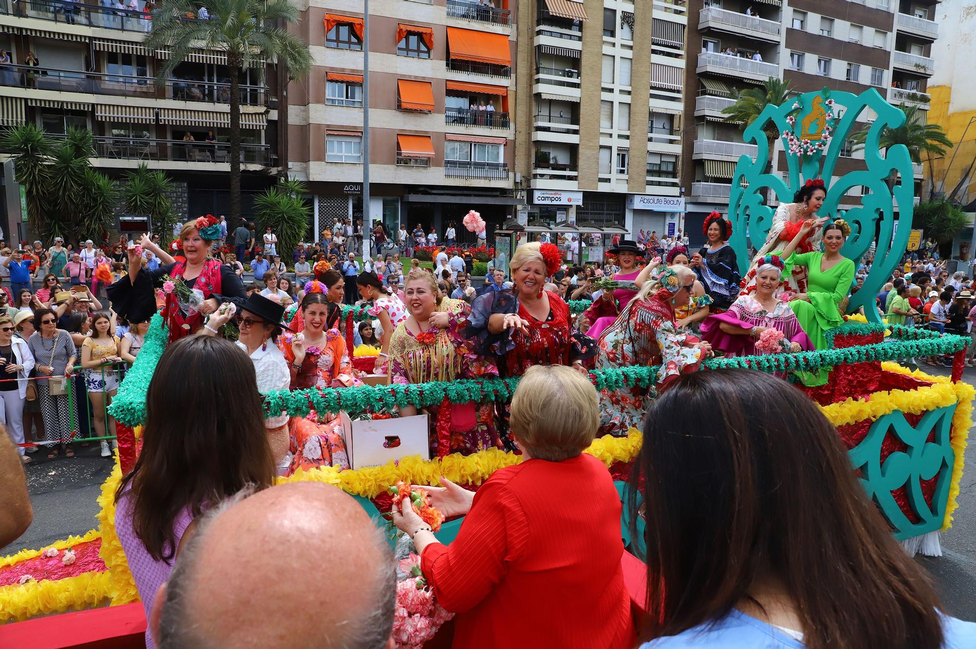 La Batalla de las Flores abre el Mayo festivo en Córdoba con 90.000 claveles