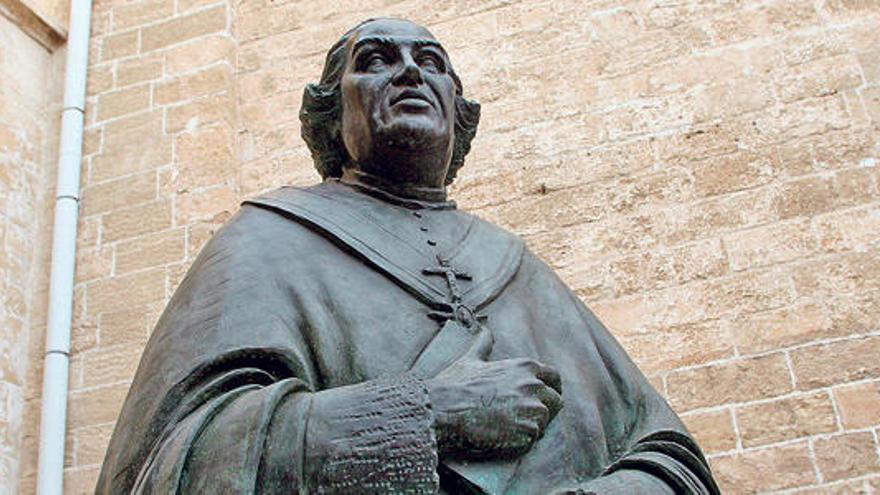 Busto del cardenal Despuig, frente al convento de Santa Magdalena.