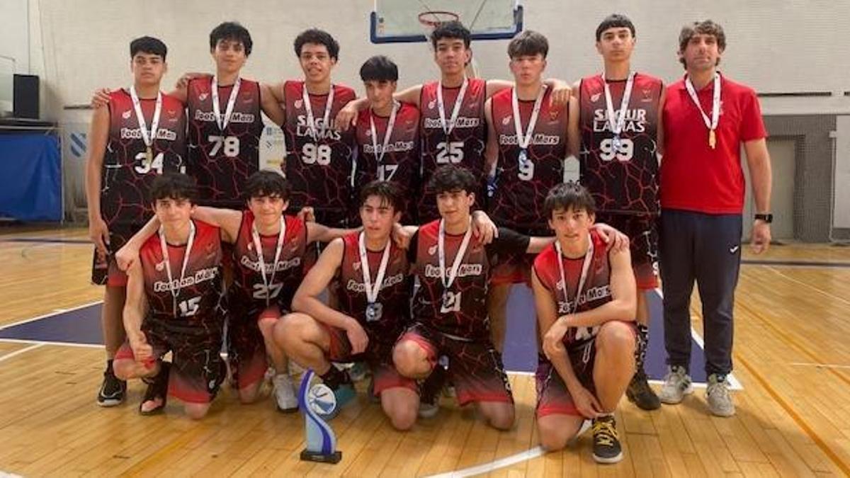 Jugadores del Basketdeza con sus medallas.
