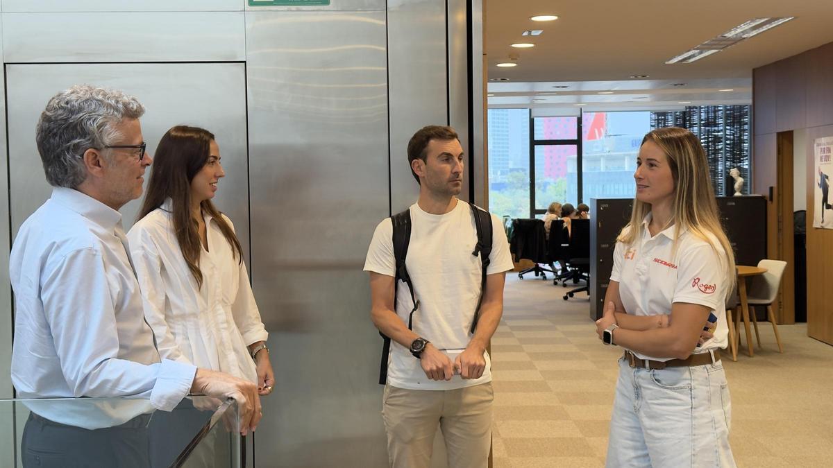 Berta Abellán charla con Joan Vehils, director de SPORT, y Iulene Servent, subdirectora, durante su visita a SPORT