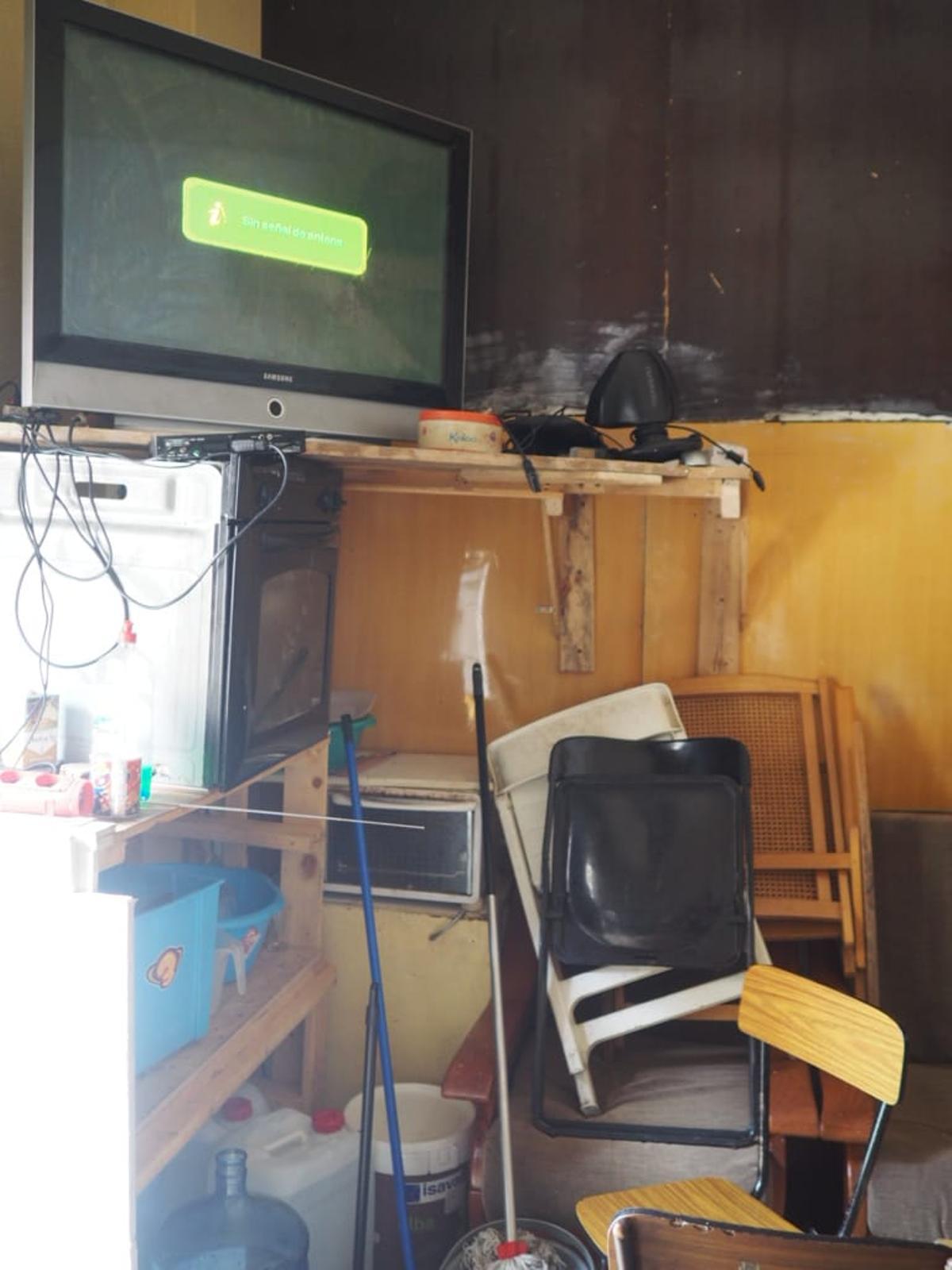 Un televisor y otros objetos en el interior de la nave ocupada.