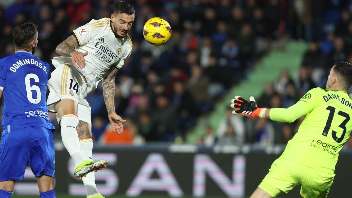 Joselu marca de cabeza ante el Getafe.