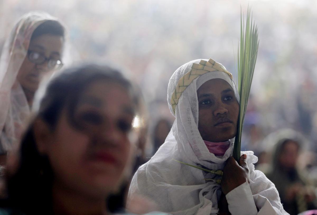 Misa del Domingo de Pascua en el Monasterio Samaan el-Kharaz de El Cairo, Egipto.