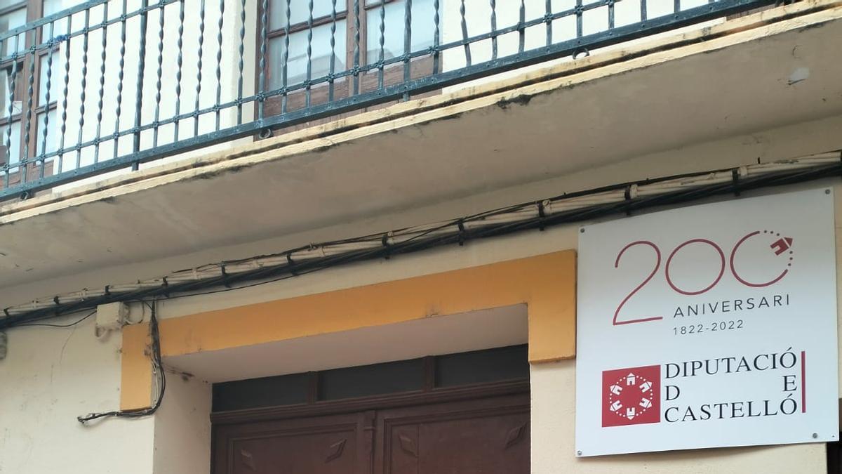 El concejal del PP, Rodrigo Dellà, junto al inmueble.