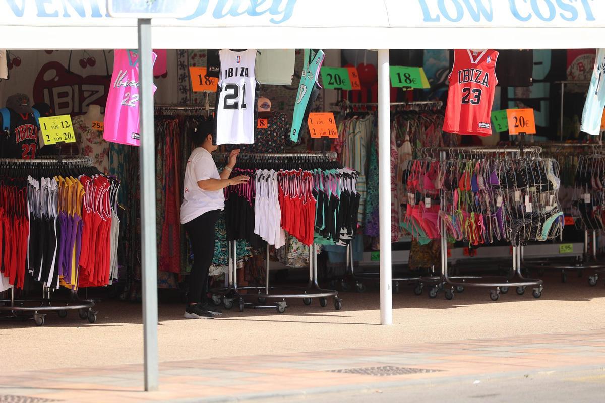Galería: imágenes de turistas en puestos de 'souvenirs' de la Marina y Platja d'en Bossa.