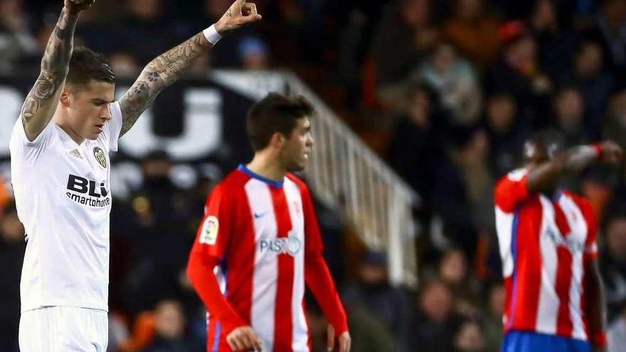 Santi Mina celebra un gol con el Valencia ante el Sporting. // Efe