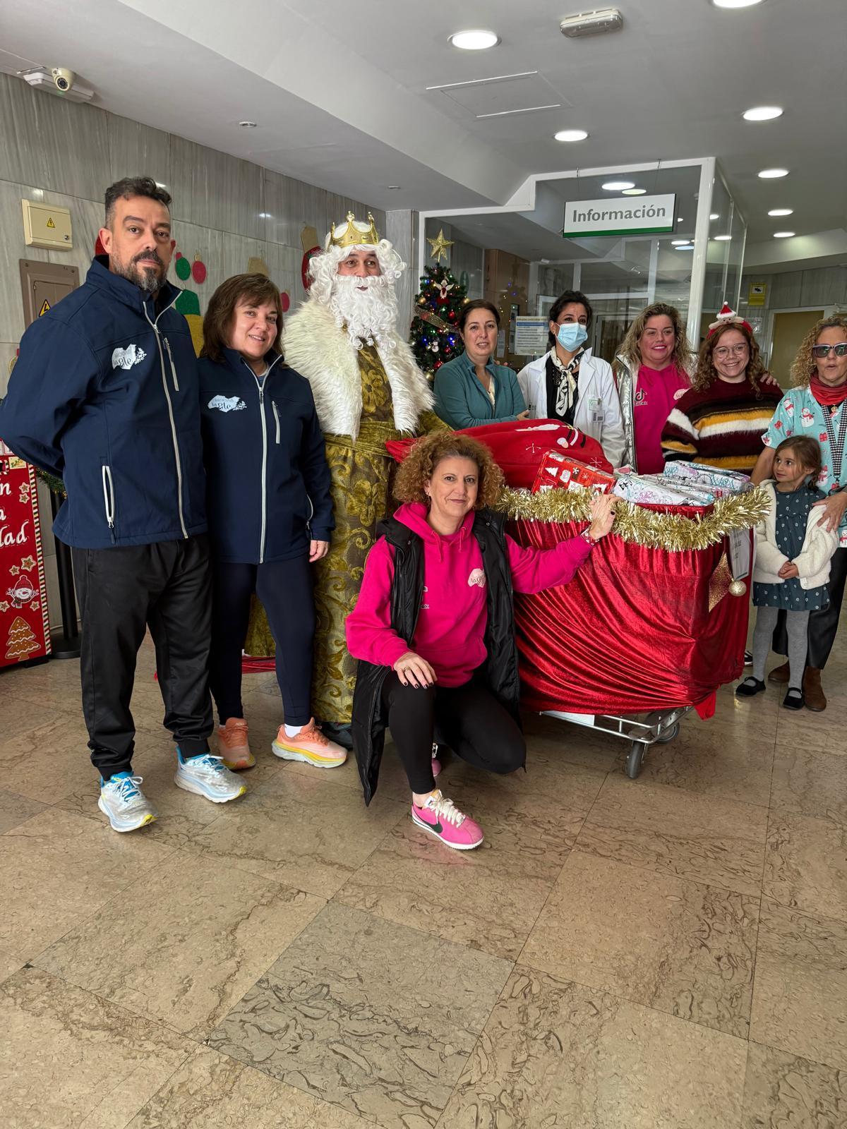 El equipo de Modas La Ele y voluntarios de la iniciativa en el Hospital Materno Infantil