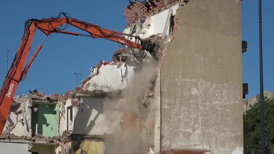 Obras de derribo en el edificio Feria 11 para la liberación de la muralla