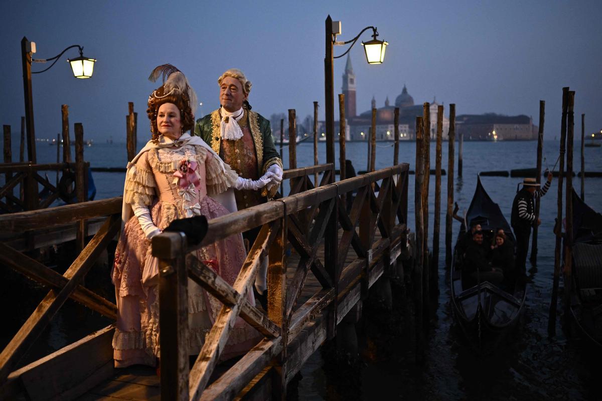 Trajes tradicionales desfilan durante el carnaval de Venecia