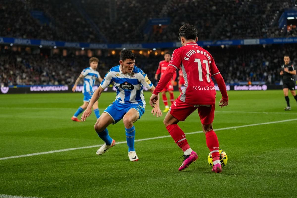 Kevin Medina encara al ex blanquiverde Miguel Loureiro en la visita a Riazor.