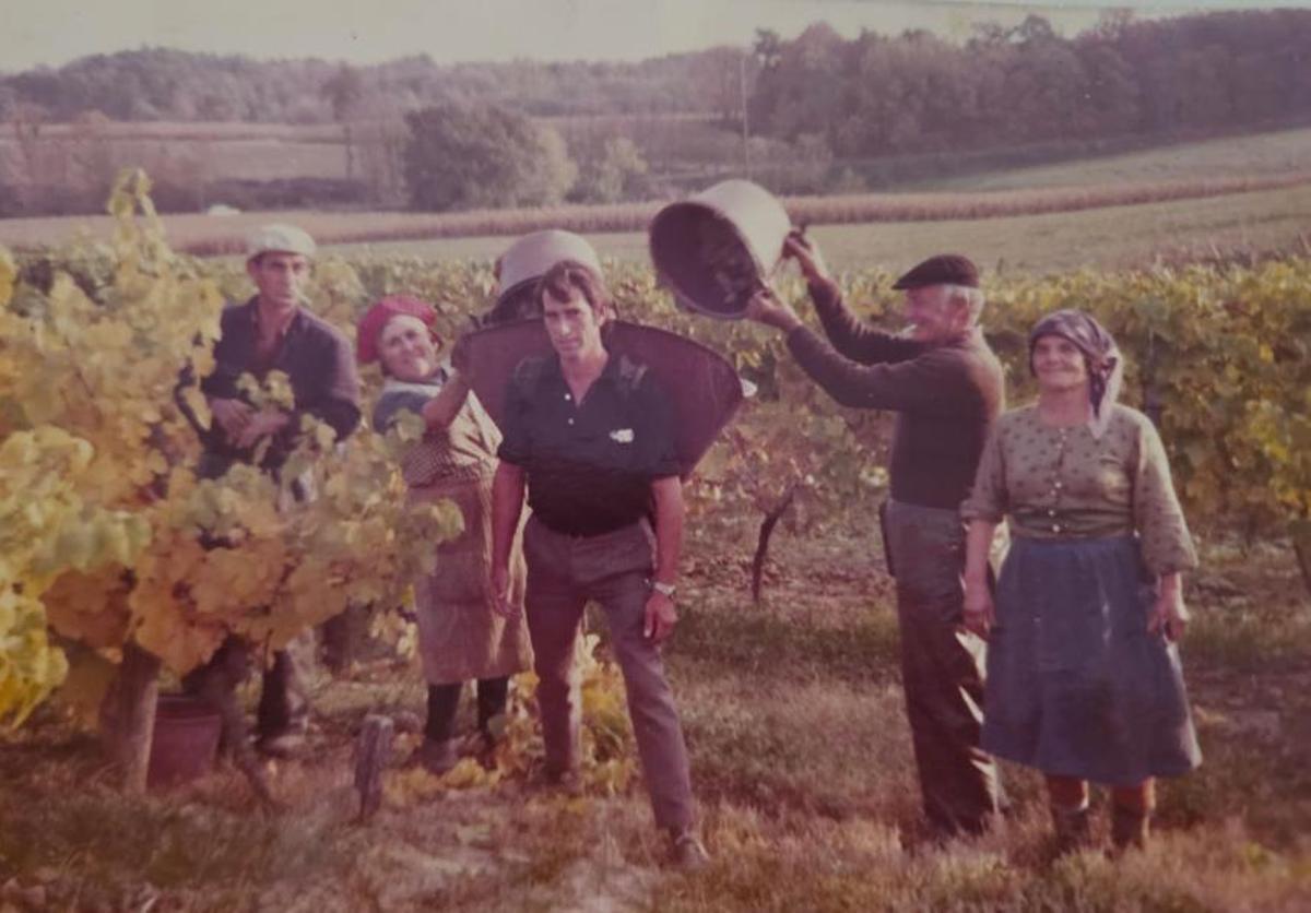 Los padres de Cresencio, junto a Cresencio y otra pareja.