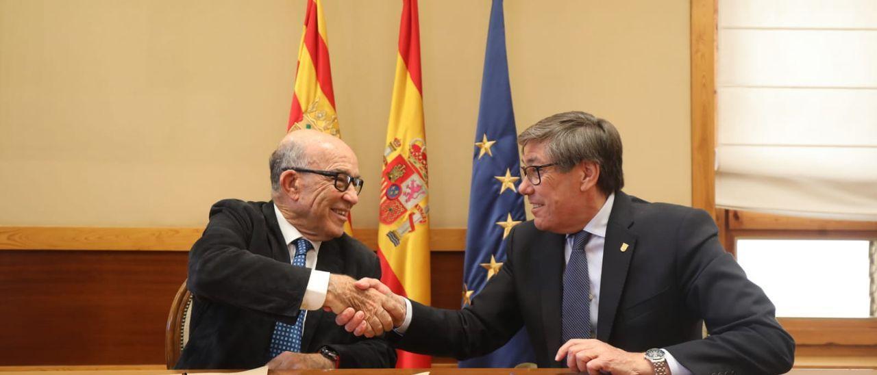 El vicepresidente aragonés y presidente de Motorland, Arturo Aliaga, y el consejero delegado de Dorna, Carmelo Ezpeleta, firman en el despacho de Vicepresidencia la prórroga del contrato para la celebración de los Grandes Premios de Moto GP durante el periodo 2022-2026. / ÁNGEL DE CASTRO