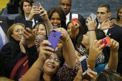 Michelle Obama posa con miembros de la audiencia en un mitin