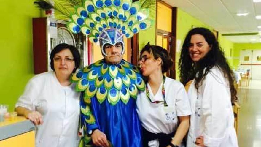 Aquilino López, con Pili González, Yuli García (ambas trabajadoras del centro de día), y la terapeuta Mara Avelleira.