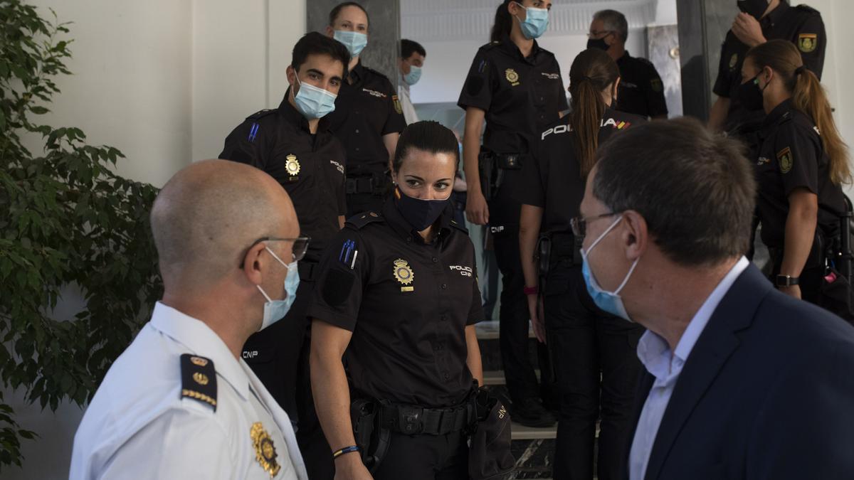 Ángel Blanco conversa con policías nacionales en prácticas