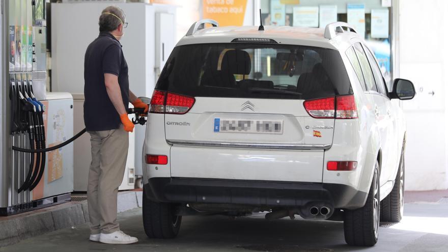 Un hombre reposta en una gasolinera.