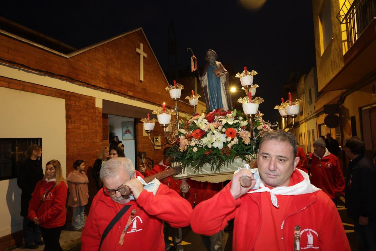 El grupo San Agustín y San Marcos de Castelló festeja a Sant Antoni con una misa, música, procesión y 'correfocs' El grupo San Agustín y San Marcos de Castelló festeja a Sant Antoni con una misa, música, procesión y 'correfocs'