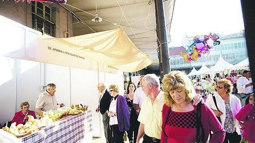 Visitantes a la última edición de la feria del queso y el vino, en la plaza de Hermanos Orbón.