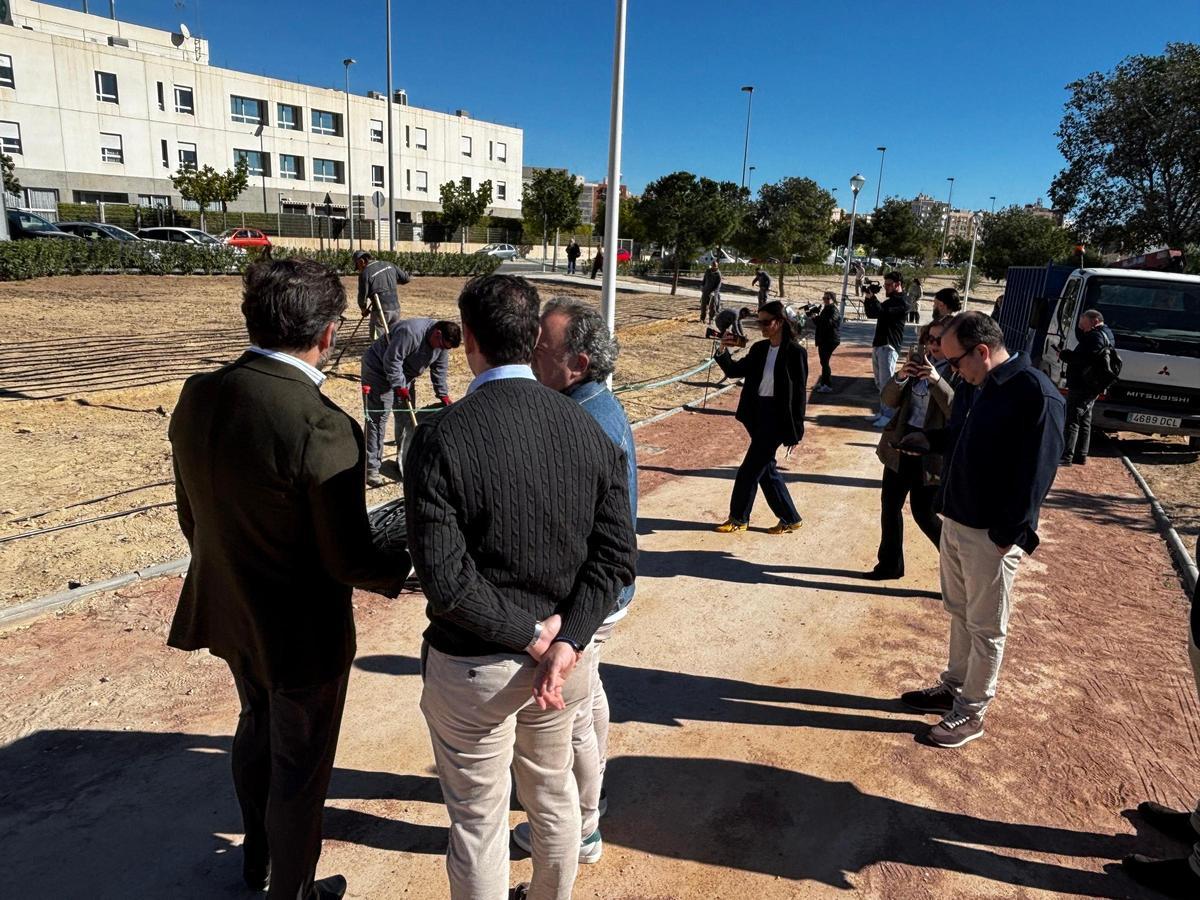 El alcalde visitaba este martes los trabajos en el parque Víctimas del Covid