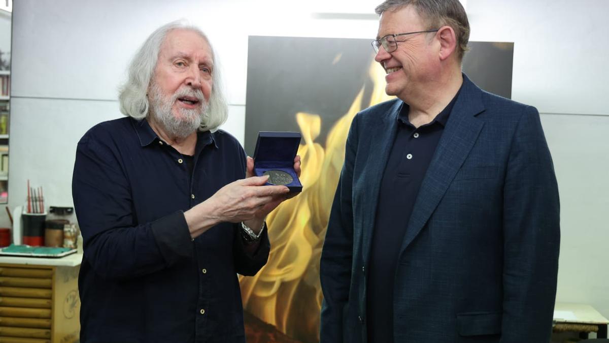 Antoni Miró, con la medalla que le ha entregado Ximo Puig. Antoni Miró, con la medalla que le ha entregado Ximo Puig.