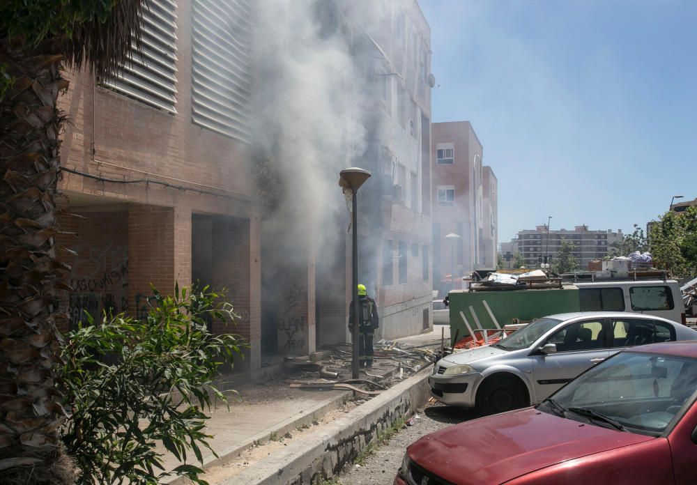 Rescatan a 8 personas en un inmueble del barrio Virgen del Carmen por un fuego iniciado en el soportal
