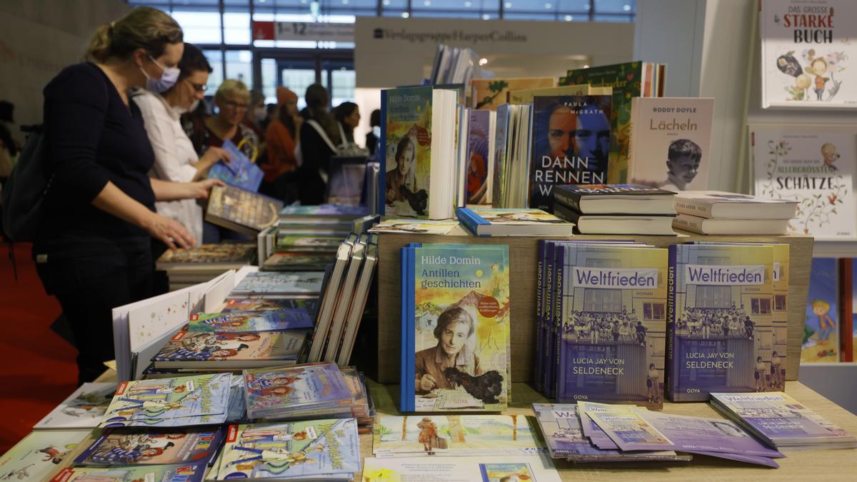 Frankfurt Am Main (Germany), 21/10/2022.- Visitors attend Frankfurt International Book Fair 2022 in Frankfurt am Main, Germany, 21 October 2022. The 74th Frankfurt Book Fair runs from 19 to 23 October 2022. This year's Guest of Honor Country is Spain. (Alemania, España) EFE/EPA/RONALD WITTEK