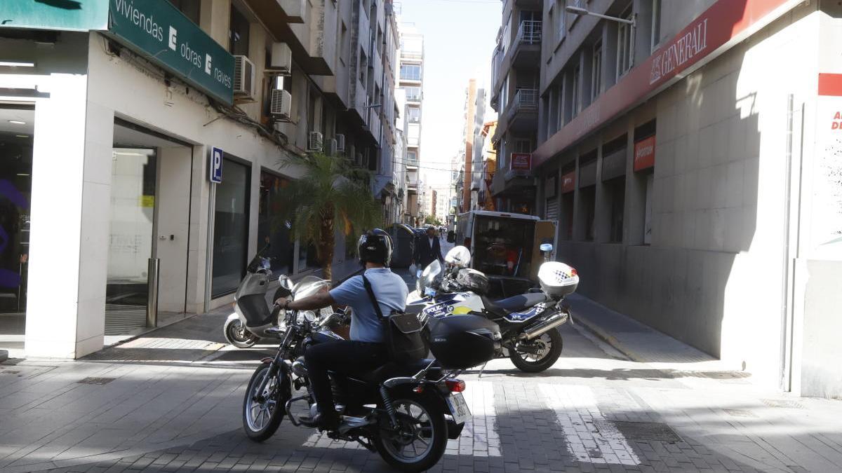 Un motorista, ante la calle de Moran Roda, que cambia el sentido del tráfico.