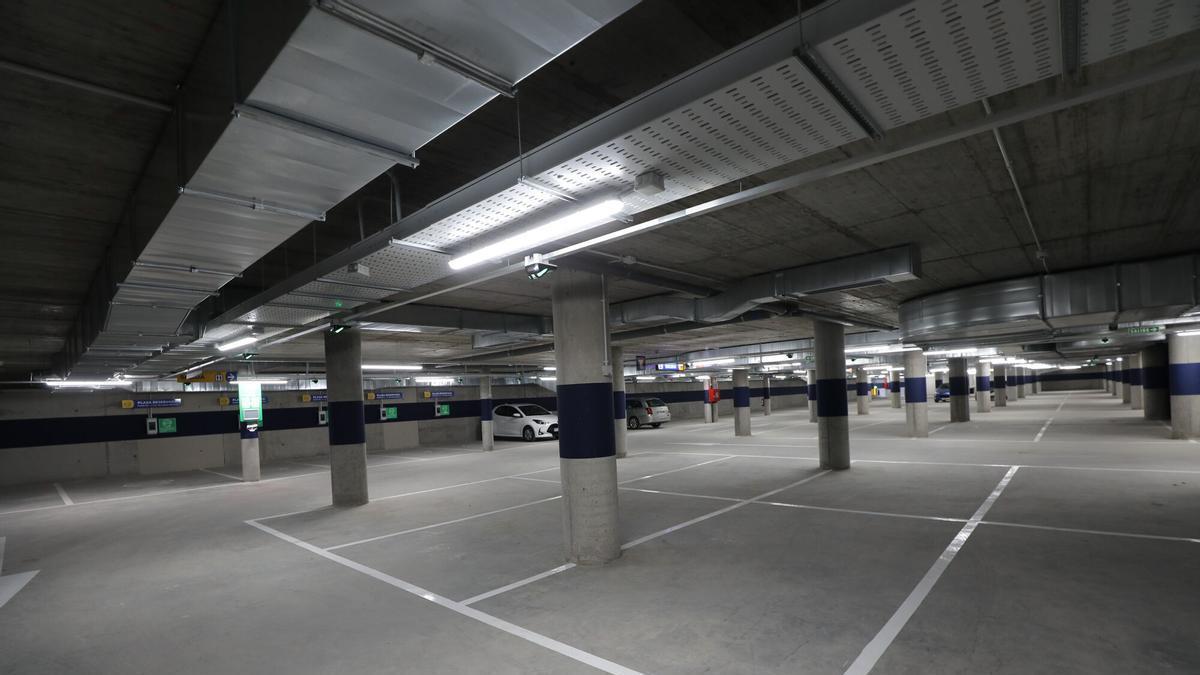 Varias plazas de garaje vacías en una planta subterránea de Zaragoza