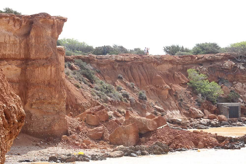 Cerrada Sa Caleta por desprendimientos.