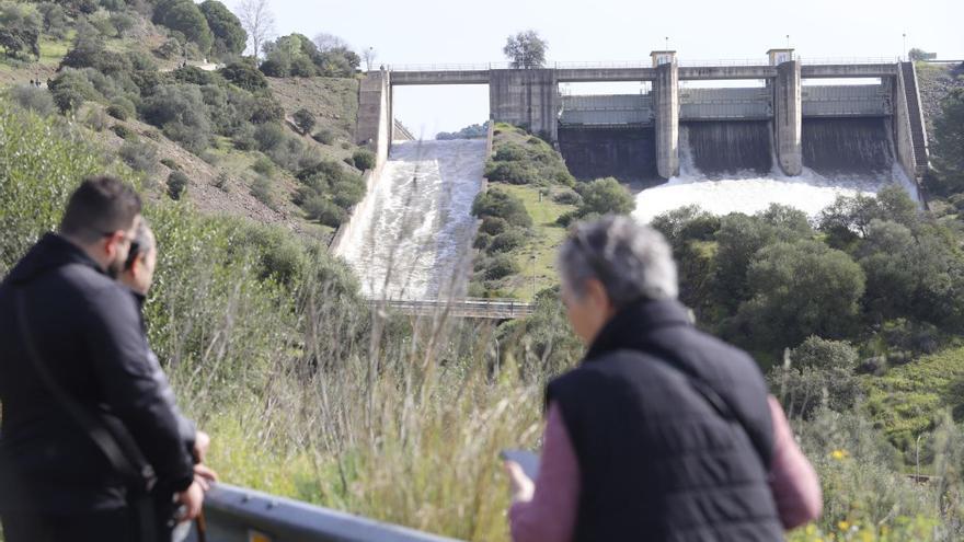 Navallana continúa desembalsando agua