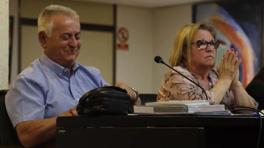 José Luis Ruiz, todavía sonriente tras su intervención, y Mª José Llopis con semblante serio.