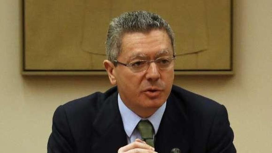 Alberto Ruiz-Gallardón, ayer, en el Congreso.  // Efe