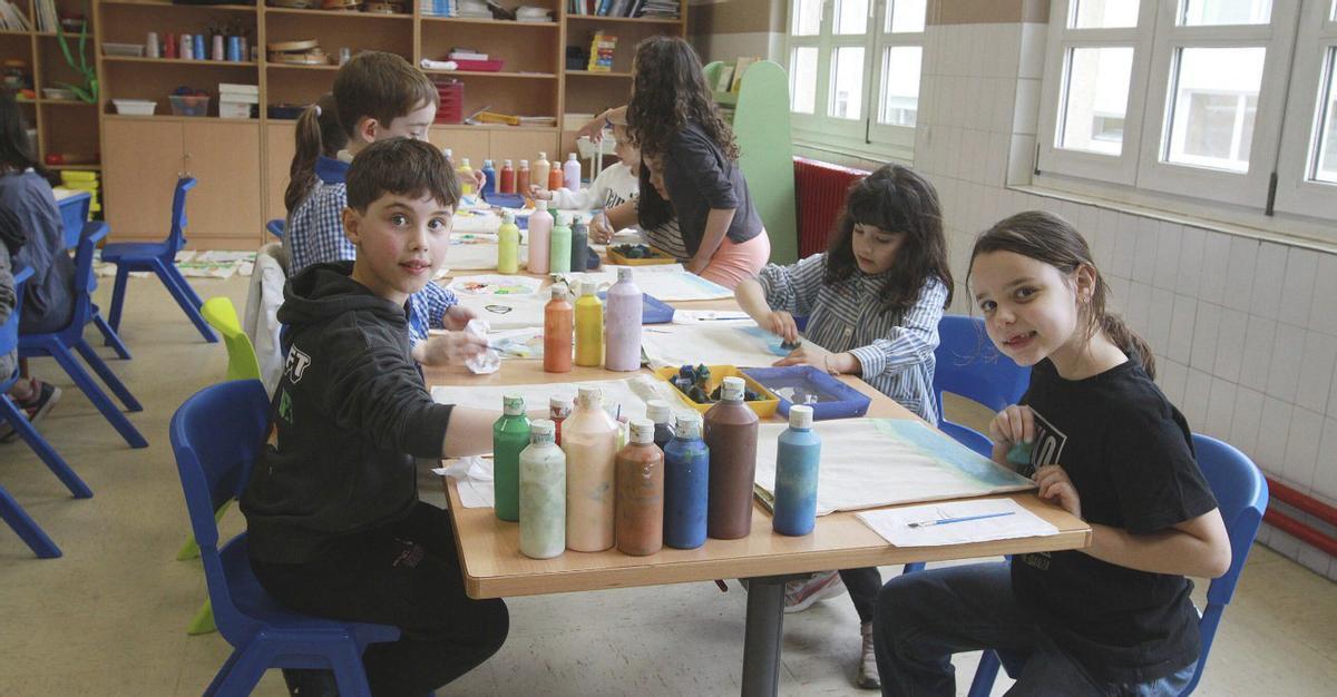 El taller de estampación de  telas entretuvo  y educó a los estudiantes de tercero de Primaria. | IÑAKI OSORIO