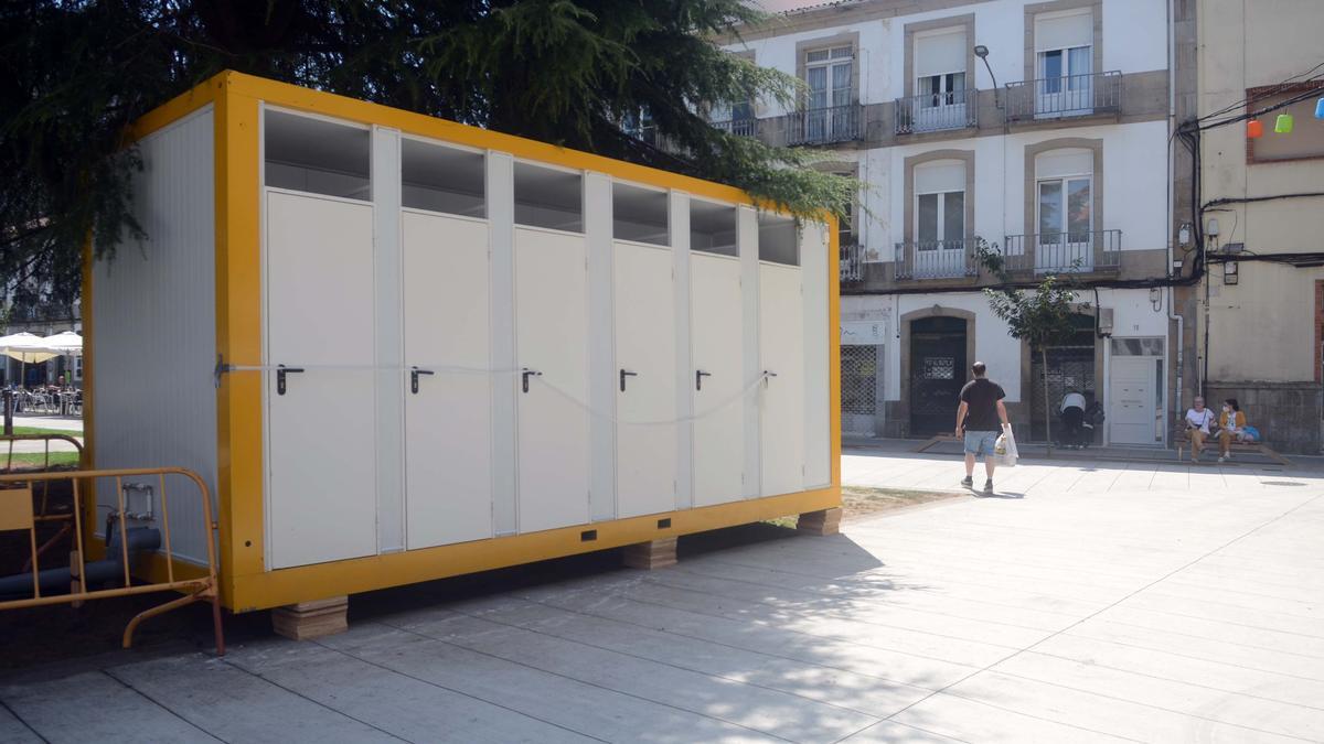 Aseos públicos portátiles colocados en la plaza de Independencia para la Festa da Auga.