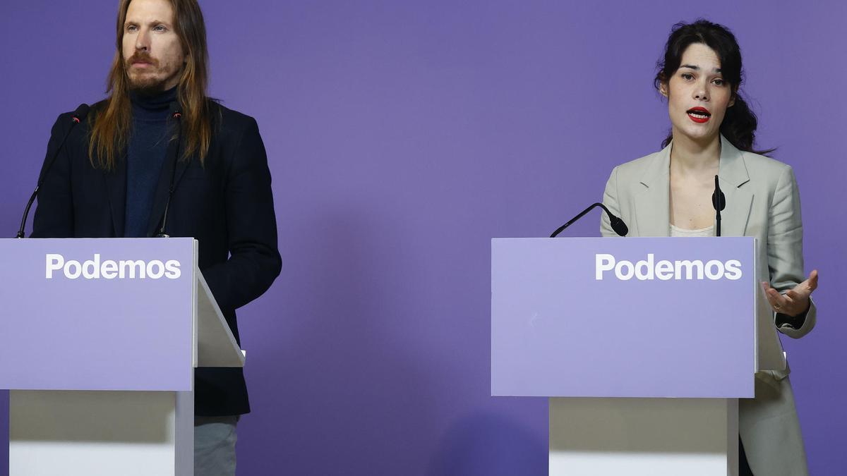 Pablo Fernández e Isa Serra, en una rueda de prensa de Podemos.