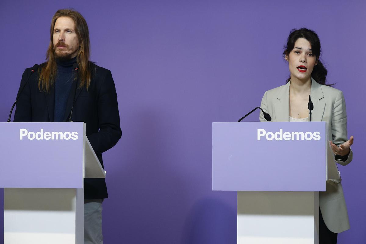 Pablo Fernández e Isa Serra, en una rueda de prensa de Podemos.