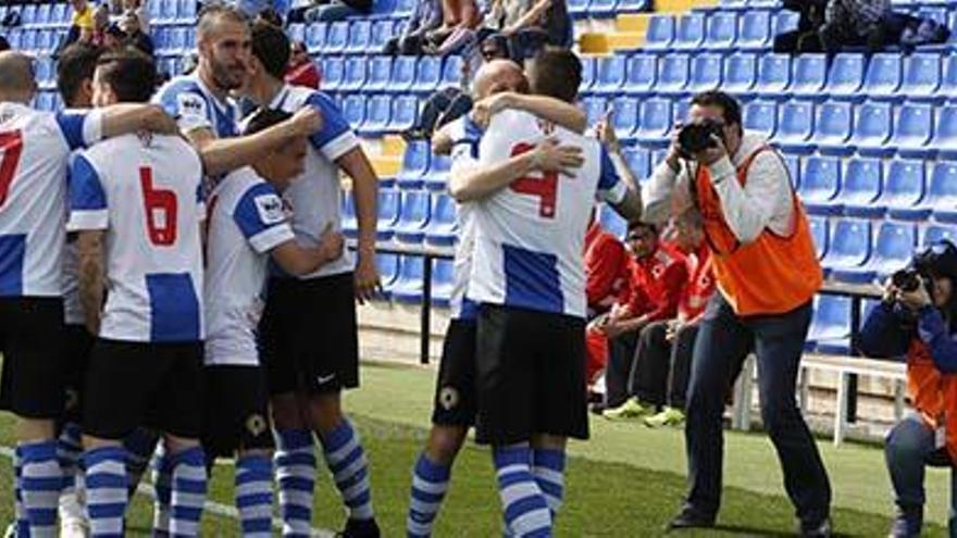 Los jugadores del Hércules celebran el primer gol del encuentro