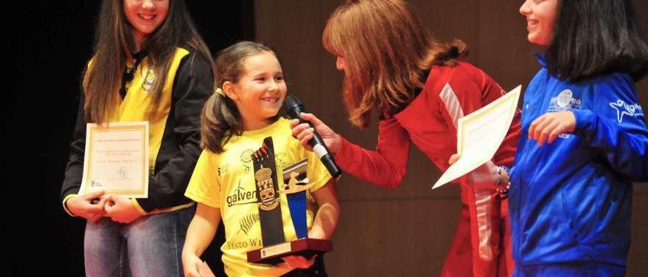 Isabel Risco entrega el premio a la mejor promesa femenina, Iria Oubiña, del Náutico O Muiño. // I. Abella