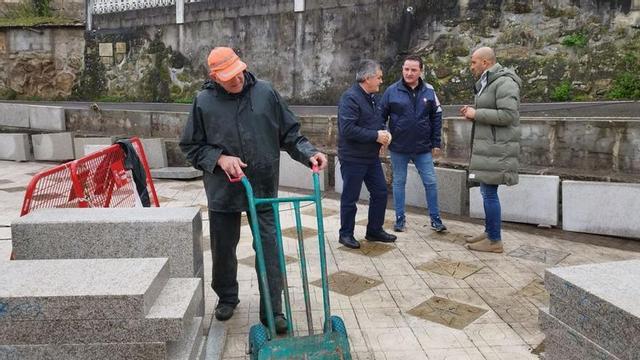 Estos días se está restaurando la grada del atrio de Cans.  // D.P.